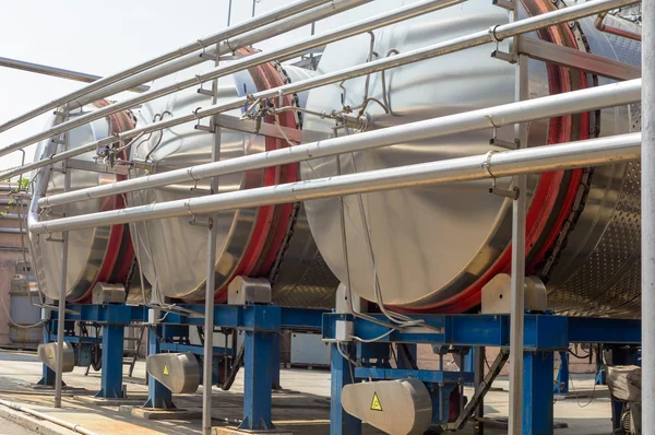 Recipientes de acero inoxidable para la producción de vino en bodega moderna — Foto de Stock