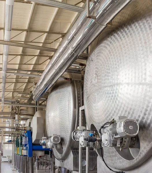 Equipamento na oficina de processamento de uvas primárias na vitória moderna — Fotografia de Stock