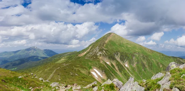 Pic de montagne Hoverla dans les montagnes des Carpates sur fond de s — Photo