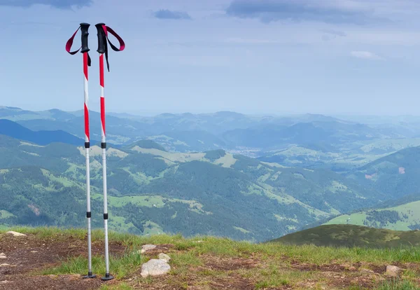 Bastones de trekking sobre un fondo de paisaje montañoso —  Fotos de Stock