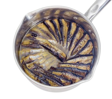Paslanmaz çelik tencerede taze pişmiş füme sprats