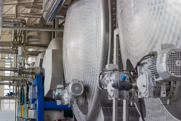 Equipamento na oficina de processamento de uvas primárias na vitória moderna — Fotografia de Stock