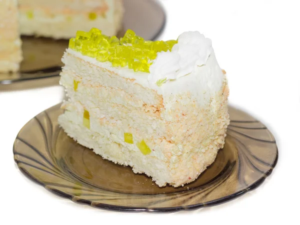 Pastel en capas con rodajas de gelatina de limón en platillo de vidrio — Foto de Stock