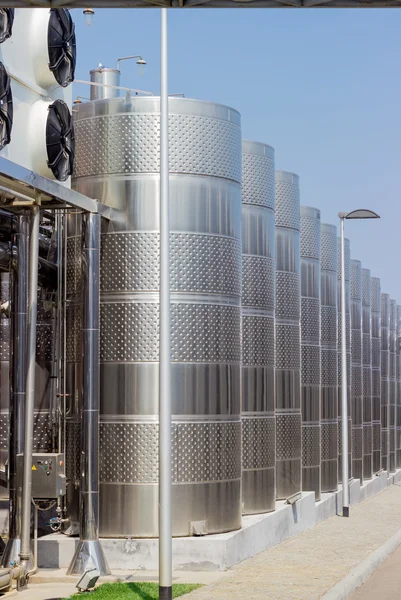 Buques utilizados para la producción de vino en bodegas modernas —  Fotos de Stock