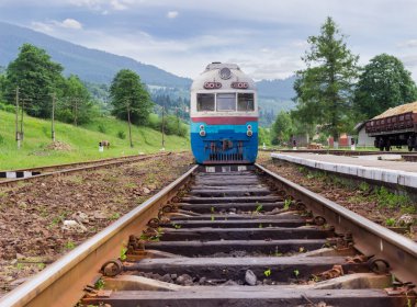 Tren İstasyonu, Karpatlar üzerinde demiryolu pistlerde tren