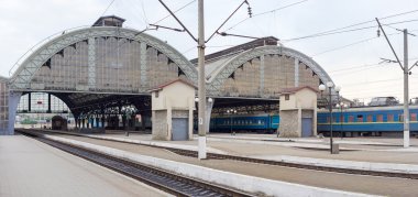 Kemerli metal ve cam döken tren istasyonu tren 