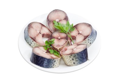 Pişmemiş uskumru hafif bir arka plan üzerine dilimlenmiş