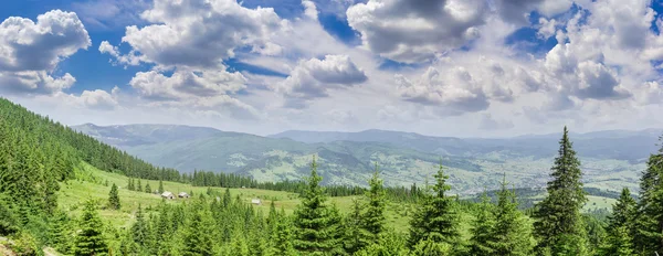 Hřebeny a údolí s horské vesnice v Karpatech Mounta — Stock fotografie