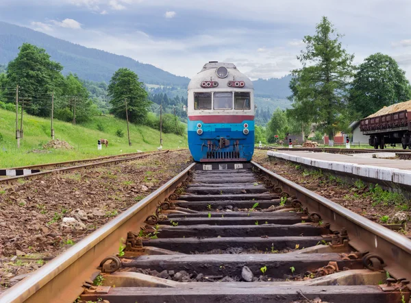 Treno sui binari ferroviari sulla stazione ferroviaria dei Carpazi — Foto Stock