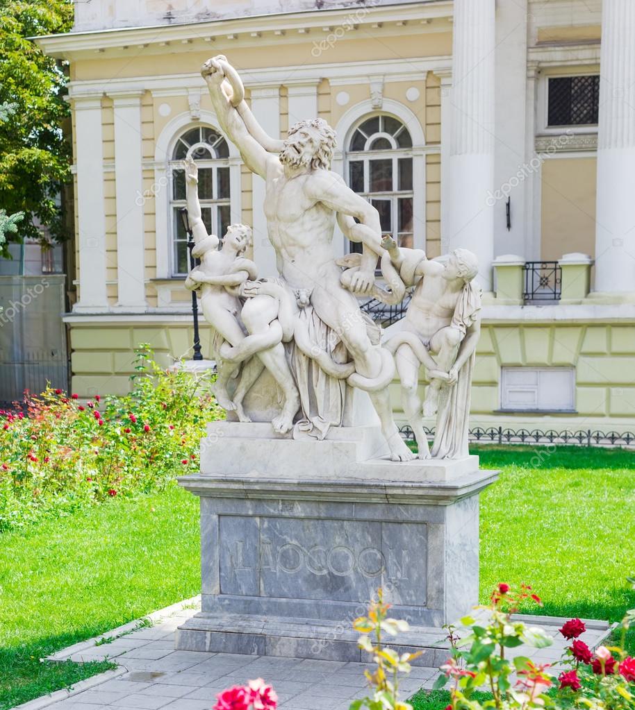 Réplica de mármol de la escultura "Laocoonte y sus hijos ...
