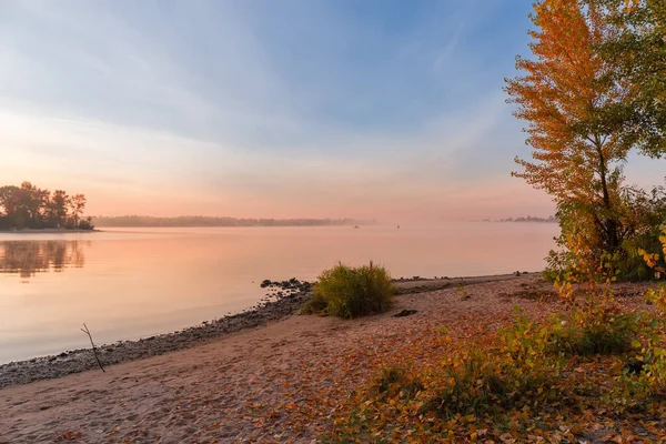 Large Rivière Navigable Avec Rivage Sablonneux Arbres Avec Feuilles Automne — Photo