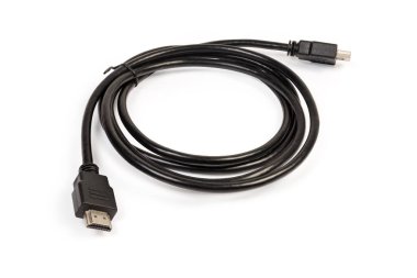 Bilgisayarın monitörüne bağlanması için standart tam boyutlu konnektörlere sahip HDMI kablosu ve beyaz arka plandaki diğer multimedya tüketici elektroniği 