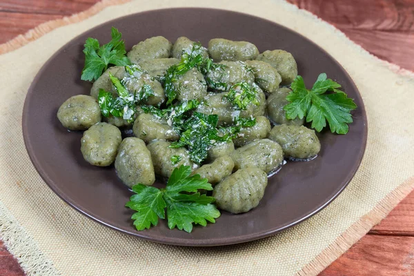 Gnocchi Patata Cocido Con Espinacas Salsa Blanca Sazonada Verduras Picadas — Foto de Stock