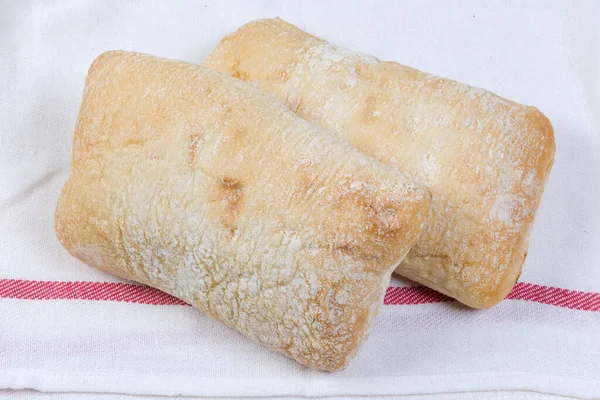 Zwei Ganze Ciabatta Liegen Auf Der Stoffserviette Nahaufnahme — Stockfoto