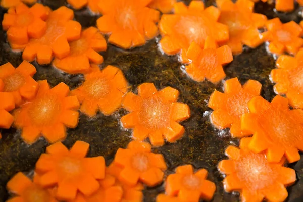 Wortelschijfjes Vorm Van Sterren Tijdens Het Bakken Pan Met Bakolie — Stockfoto