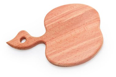 Kayın ağacından kesme tahtası beyaz arka planda elma şeklinde, seçici bir odak noktası var.