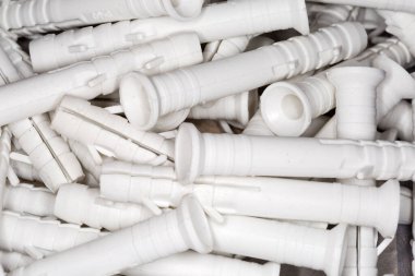 Boyut işaretli beyaz plastik parçalı çapa yığını, seçici odak noktasında üst görünüm