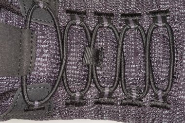 Ayakkabı bağcıkları elastik yuvarlak ayakkabı bağcıklarıyla bağlanmış. Düğüm gerektirmiyor. Siyah erkek ayakkabısının parçası seçici odak noktasında yakın plan.