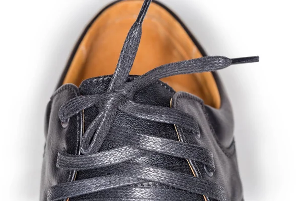 シンプルな弓 選択的な焦点で男性の黒い革の低靴のクローズアップのフラグメントで結ばれた平らな靴の靴の伝統的な十字方法をレース靴 — ストック写真