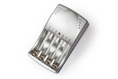 Yeniden şarj edilebilir AA veya AAA boyutlarında şarj edilebilen tip ve kutuplaşma özelliğine sahip boş akıllı pil şarjı beyaz arka planda bataryaları