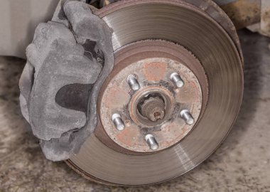 Havalandırmalı disk fren montajlı ön tekerlek merkezi ve kullanılmış bir arabada beş çivi, kaldırılmış tekerlekle yakın çekim