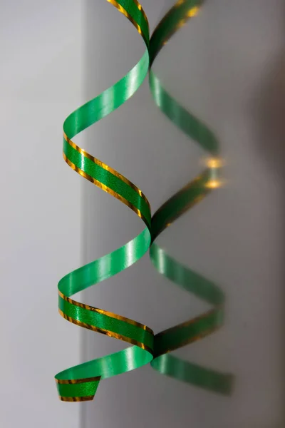 Serpentín Papel Rizado Color Verde Con Colores Dorados Colgando Superficie —  Fotos de Stock
