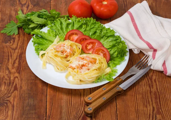 Porzione Tagliatelle Arrotolate Nei Nidi Cotte Con Gamberetti Salsa Bianca — Foto Stock