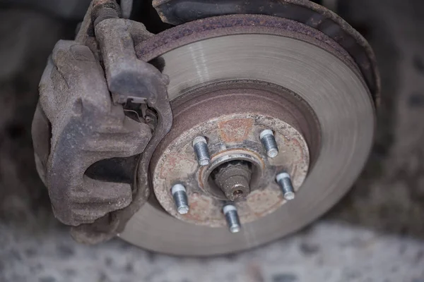 Voorste Montage Van Geventileerde Schijfrem Wielnaaf Een Gebruikte Auto Zicht — Stockfoto