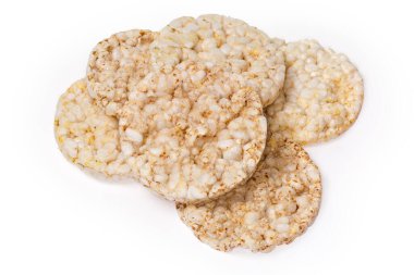 Beyaz arka planda şişirilmiş çok tahıllı cips yığını, üst görünüm