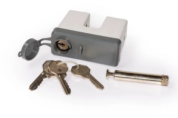 鍵のロックを解除するために取り出したロッド 鍵穴のプラスチックカバーと鍵が離れて横たわっている 白い背景の鍵穴側からの眺め — ストック写真