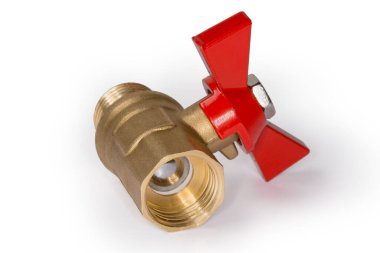 Pirinç gövdeli kapalı top valfi ve beyaz arka planda kırmızı kelebek sapı, seçici odak noktasında yakın plan.