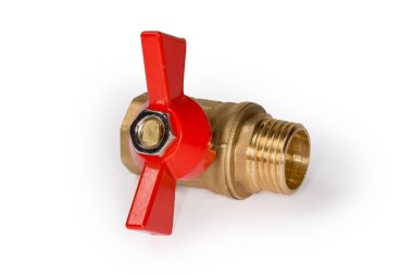 Pirinç gövdeli kapalı top valfi ve beyaz arka planda kırmızı kelebek sapı, seçici odak noktasında kapı kolundan görünüm