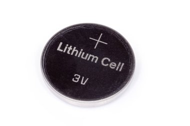 Beyaz arkaplanda lityum düğmesi hücresi yakın plan, seçici odak