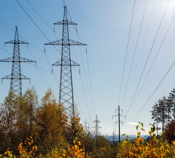 Líneas Eléctricas Aéreas Equipadas Con Torres Transmisión Diversos Diseños Sobre — Foto de Stock