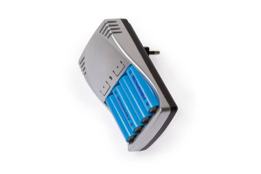 Beyaz zemin üzerine yerleştirilmiş şarj edilebilir bataryaları olan akıllı pil AA boyutu