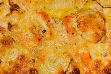 Sebzeli ve peynirli taze pişirilmiş güveç iştah açıcı kahverengi kabuk, parça yakın plan, üst manzara, arka plan