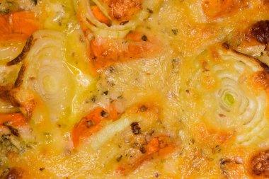 Sebzeli ve peynirli taze pişirilmiş güveç iştah açıcı kahverengi kabuk, parça yakın plan, üst manzara, arka plan