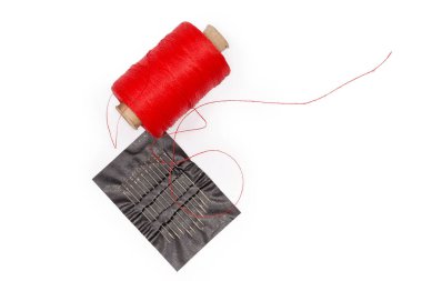 Dikiş iğneleri farklı uzunlukta, gözler ise en üstteki plastik tutacakta ve kırmızı iplikçiklerden oluşan makarada kolayca açılır.