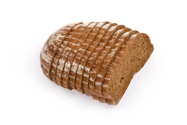 白い背景に小麦粉とライ麦粉で作られた炉の茶色のパンのローフの半分をスライス — ストック写真