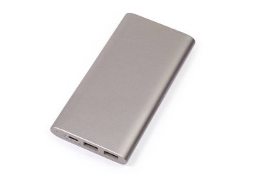 Mobil ekipman pilleri ve aksesuarların taşınabilir şarjı için iki çıkış USB portuna sahip güç bankası beyaz arka planda güç arzı