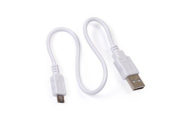 Beyaz arkaplanda kısa beyaz USB kablosu ve tip A ve tip Micro-B ile beyaz arkaplan