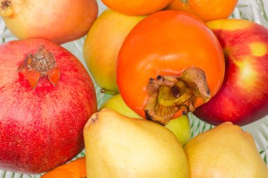 Cam kasede farklı taze meyveler, seçici odak noktasında yakın plan, üst görünüm.