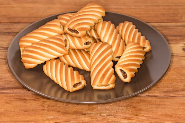 Biscoitos Forma Dos Tubos Canelados Com Recheio Geléia Prato Marrom — Fotografia de Stock