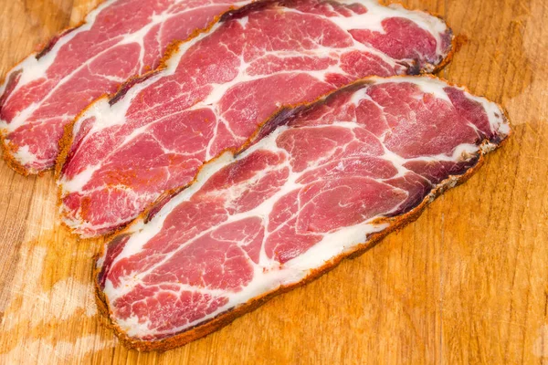 Scheiben Trocken Gehärteten Schweinehals Auf Einem Holzschneidebrett Fragment Nahaufnahme Selektivem — Stockfoto