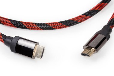 Beyaz arka planda, yakın plan, yüksek kaliteli kablo kenarlarında tam boyutlu HDMI bağlantıları