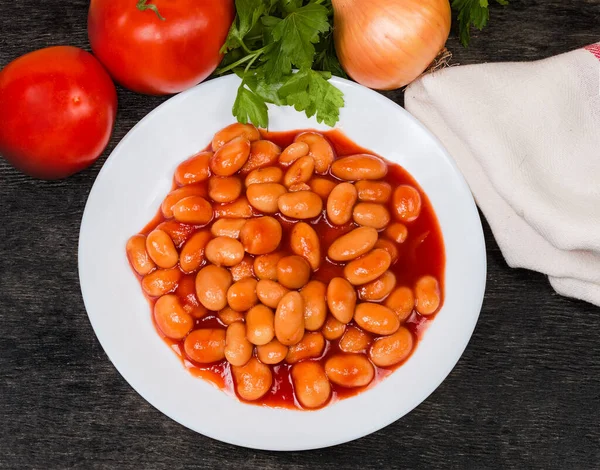 Feijões Cozidos Com Molho Tomate Prato Branco Algumas Verduras Verdes — Fotografia de Stock