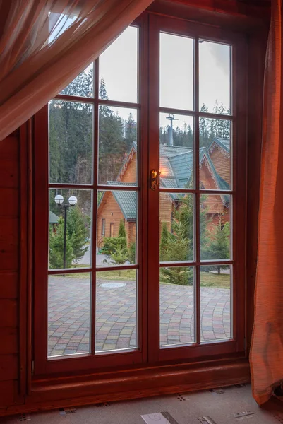Ahşap Bir Evde Ince Ahşap Çerçeveli Geniş Bir Pencereden Tavana — Stok fotoğraf