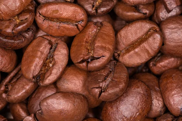 山の中でローストコーヒー豆 トップビュー 選択的フォーカス テクスチャのクローズアップ — ストック写真