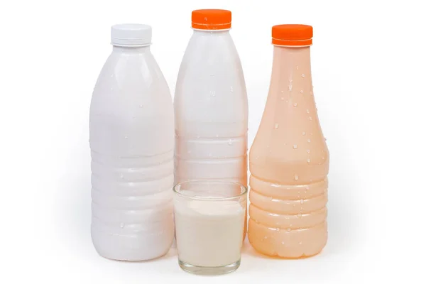 Latte Fermentato Cotto Bicchiere Contro Bottiglie Plastica Dei Vari Latticini — Foto Stock