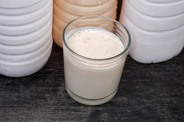 Fermenterad Fermenterad Mjölkdryck Ett Glas Mot Plastflaskorna Med Olika Mejeriprodukterna — Stockfoto